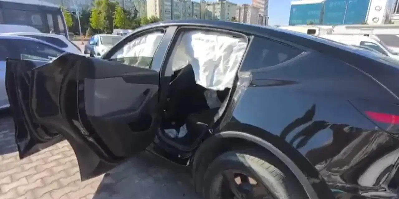 Beylikdüzü'nde dehşet! Otomobil sahilde oturanların arasına daldı