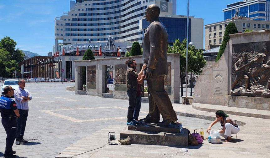 Pişman olmadıklarını söylemişlerdi... Atatürk Anıtı'na zarar veren 2 kişi tutuklandı