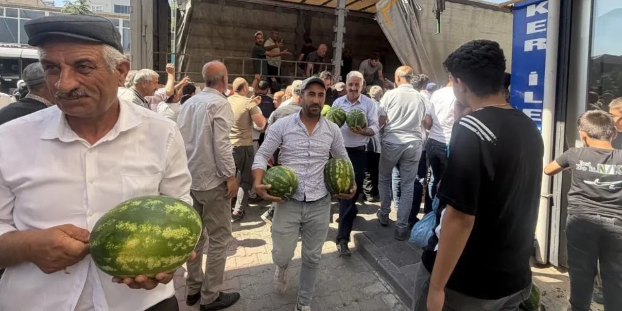 Çiftçi 30 ton karpuzu ücretsiz dağıttı