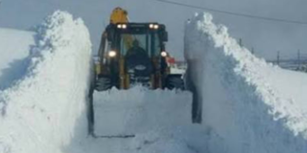 Yaz ortasında şaşırtan görüntü! Kars'ta 3 metrelik kar yağdı