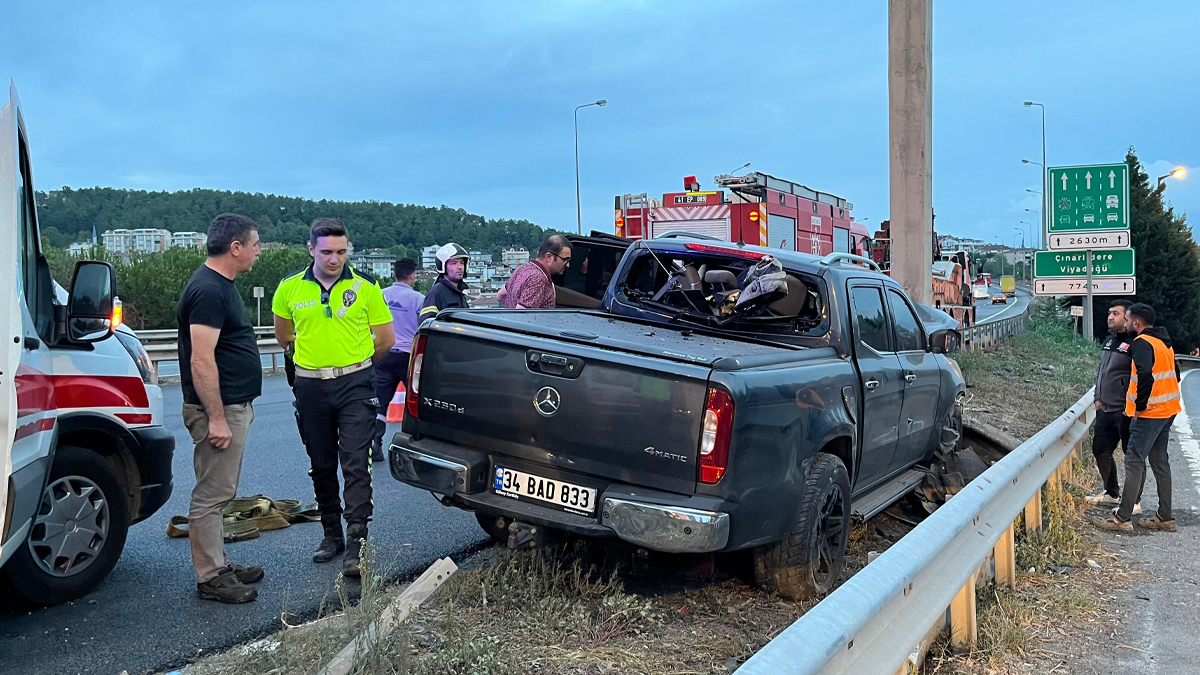 Kocaeli'de tabelaya çarpan pikap sürücüsü öldü