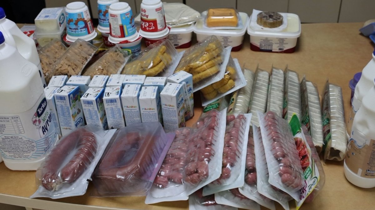 Mersin'de zincir markette tarihi geçmiş 135 ürün ele geçirildi