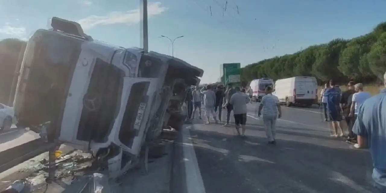 TEM Otoyolu'nda tanker devrildi: Kilometrelerce kuyruk oluştu