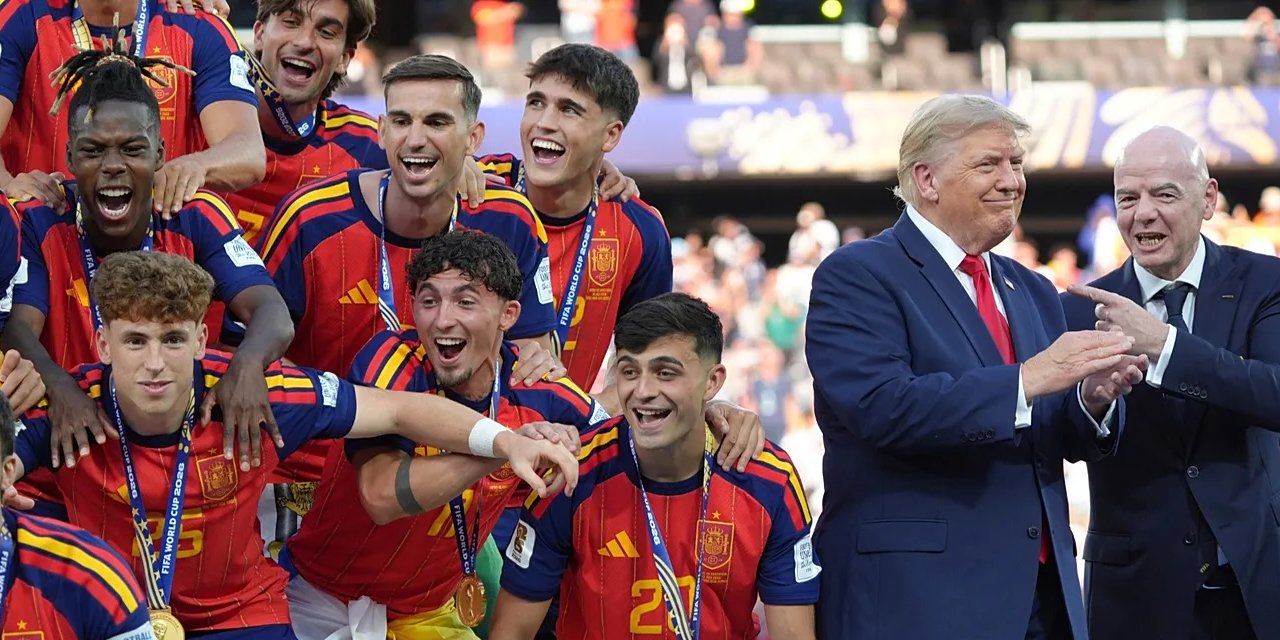 Trump Dünya Kupası finalinde gündem oldu: Kupa törenindeki hareketi olay yarattı