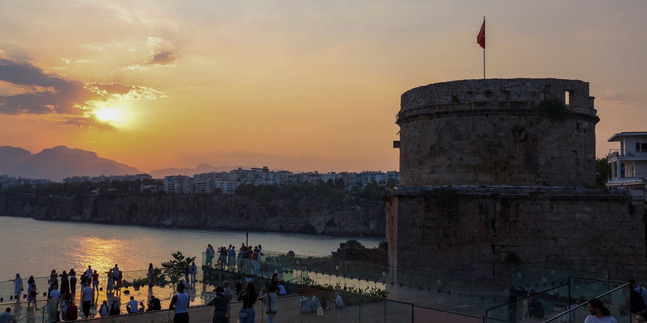Antalya’da Hıdırlık Kulesi çevresi tarihi ve seyir alanı olarak yeniden açıldı
