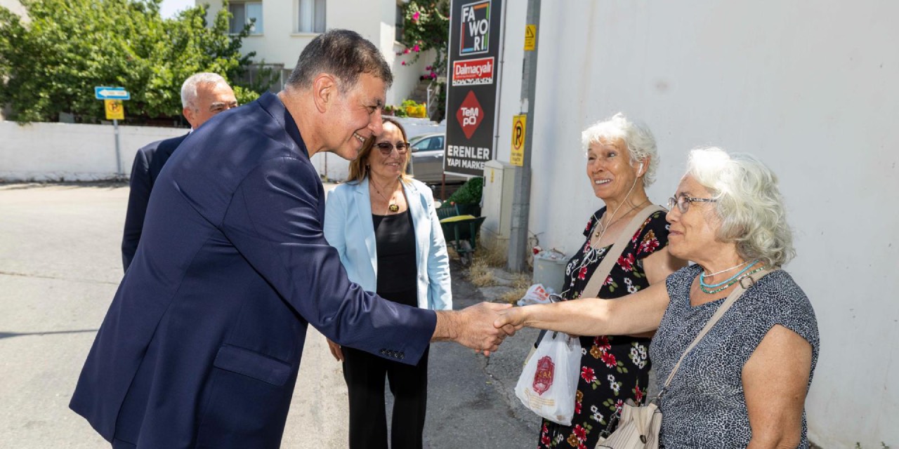 İzmir Belediye Başkanı Tugay Güzelbahçe’de esnaf ve vatandaşlarla bir araya geldi