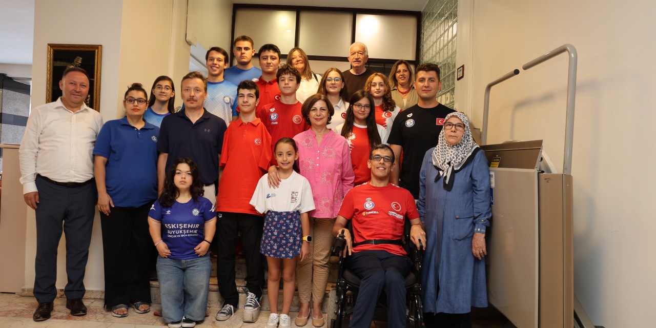 Eskişehir’in başarılı sporcuları Başkan Ünlüce ile bir araya geldi
