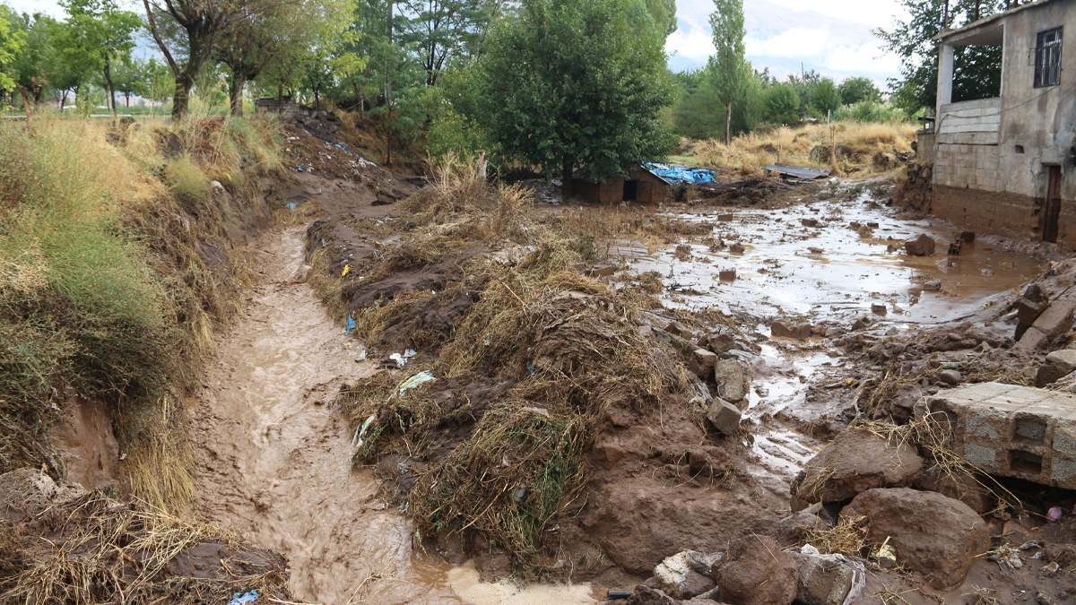 Bitlis’te sağanak heyelana ve taşkınlara yol açtı