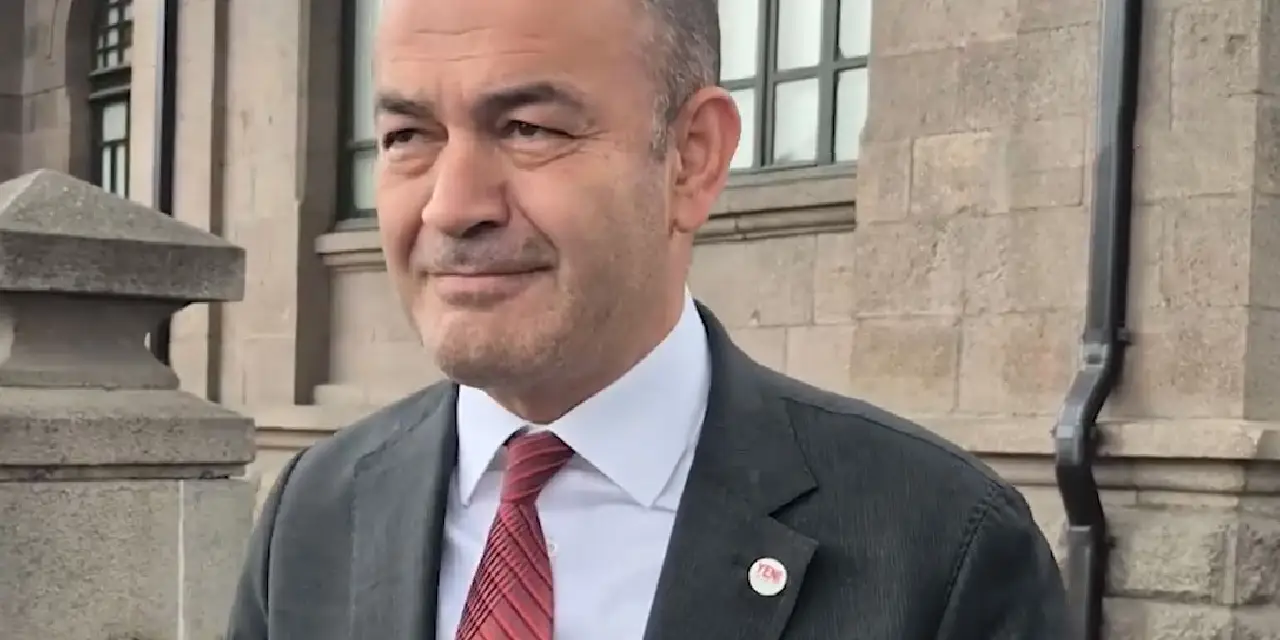 Özgür Karabat YENİ Parti rozetini takan ilk isim oldu