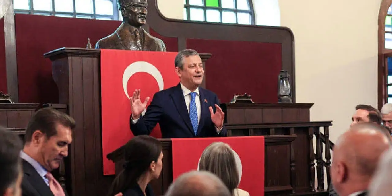 Özgür Özel YENİ Parti’nin genel başkanı seçildi
