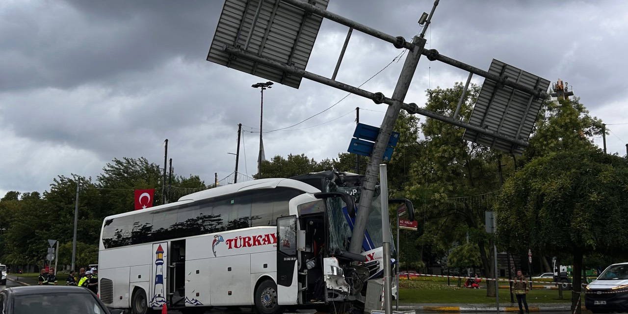 İstanbul'da yolcu otobüsü levhaya çarptı: 2'si ağır 30 yaralı!
