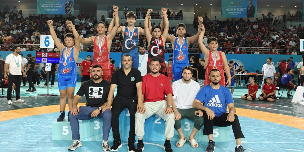 Bursa Büyükşehir Belediyespor’dan Minikler Güreş Şampiyonası’nda 14 madalya