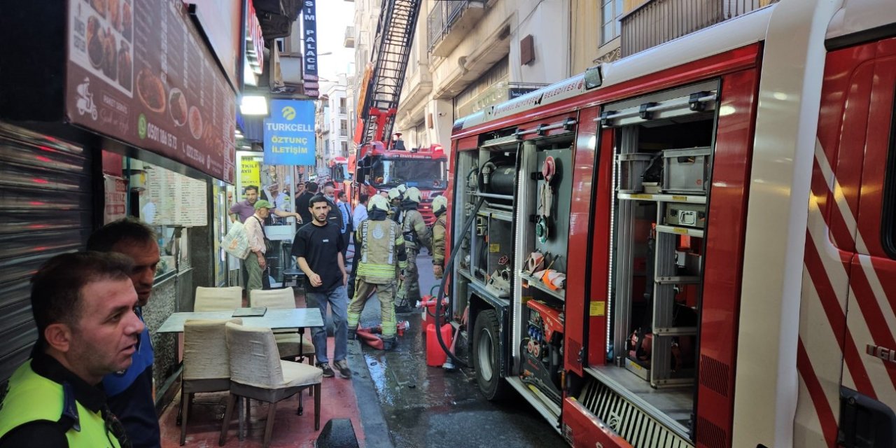 Beyoğlu İstiklal Caddesi'nde yangın