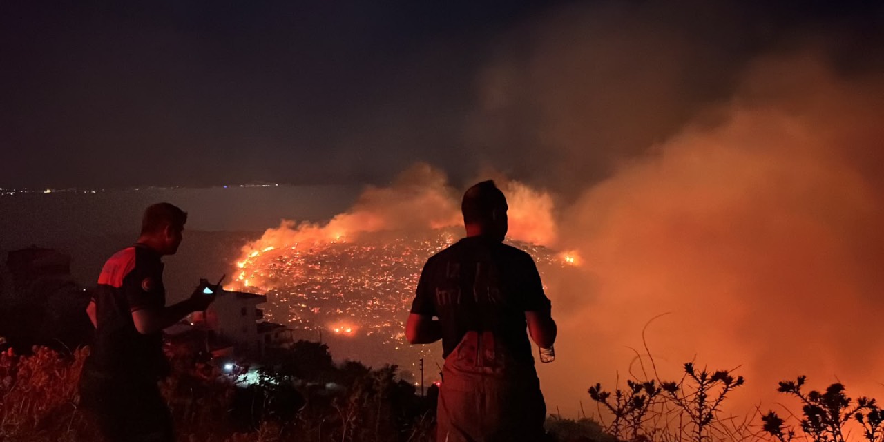 İzmir’in kuzeyinde orman yangınıyla mücadele devam ediyor