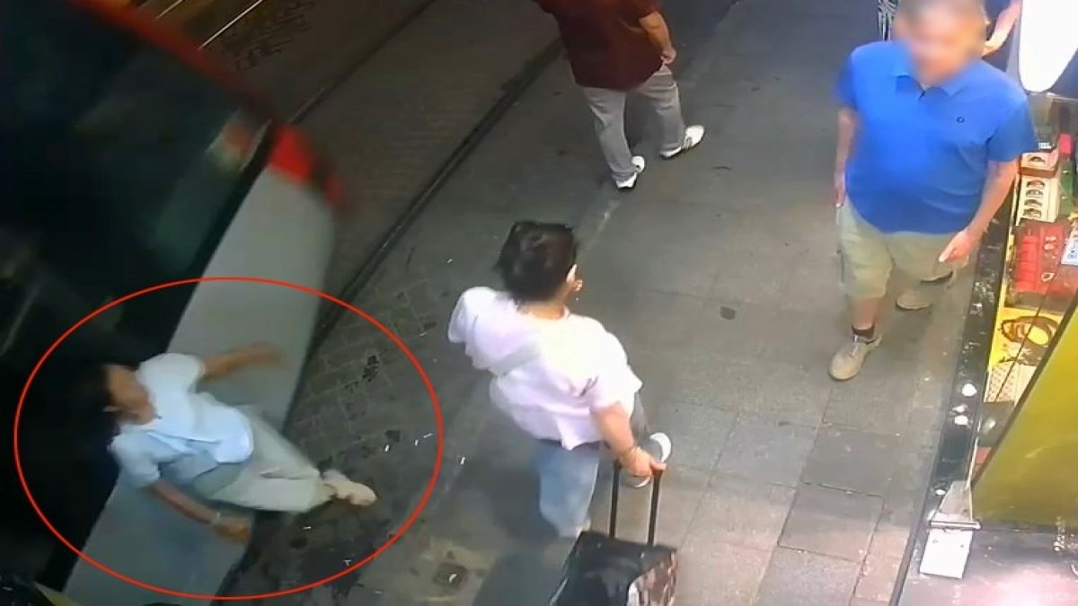 Sirkeci'de tramvay yayaya çarptı: Kaza kamerada
