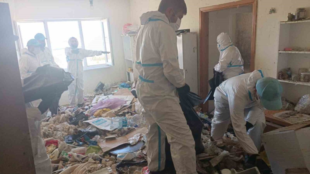 Kötü koku ihbarına geldiler şoke oldular: Evden tam 28 ton çöp çıktı
