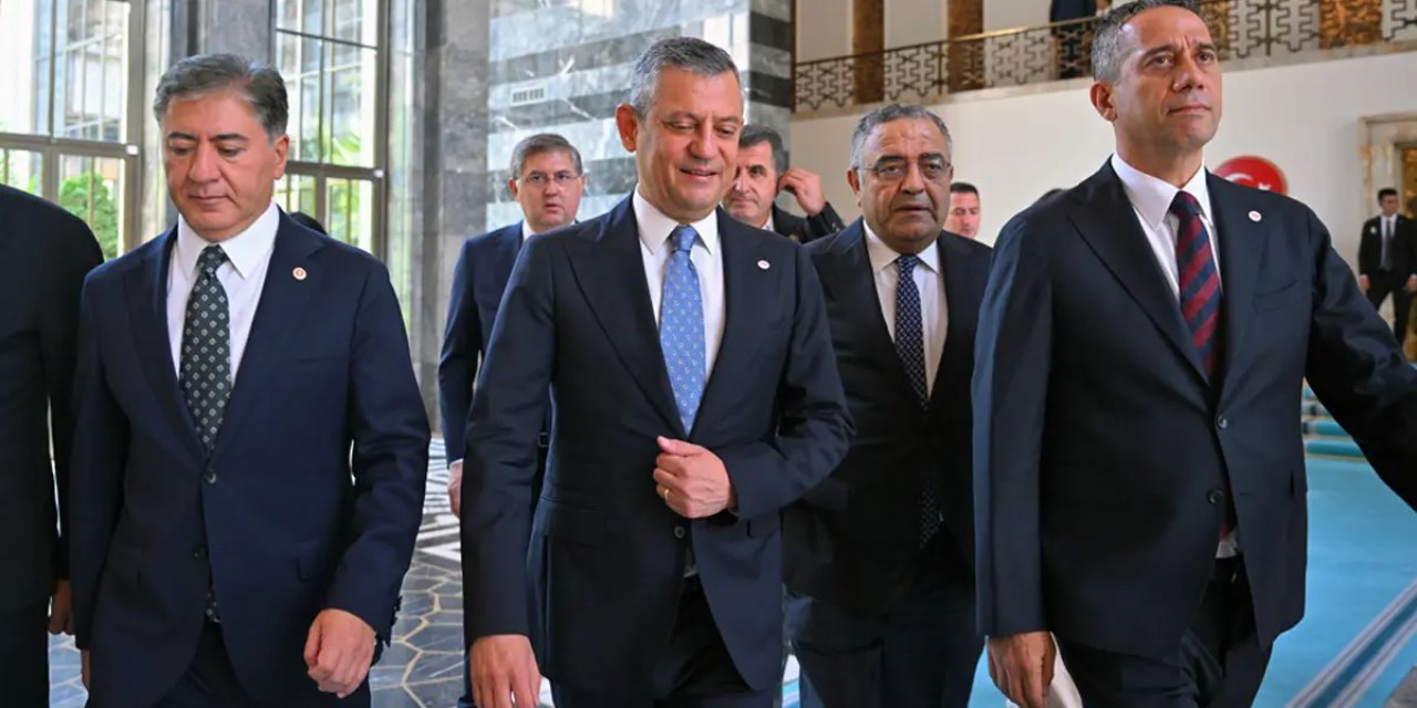 AK Parti'ye geçen 3 belediye başkanıyla ilgili Özgür Özel'den açıklama