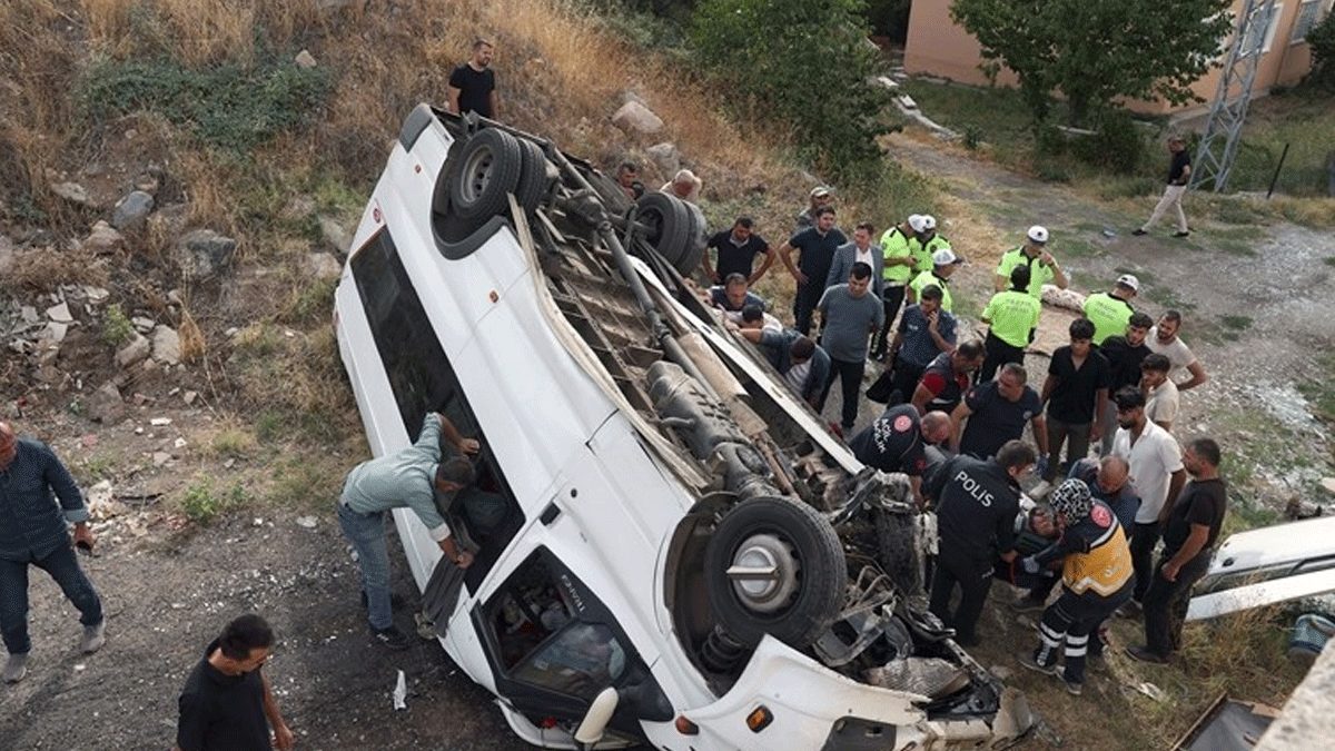 Sivas'ta minibüs devrildi: Çok sayıda işçi yaralı