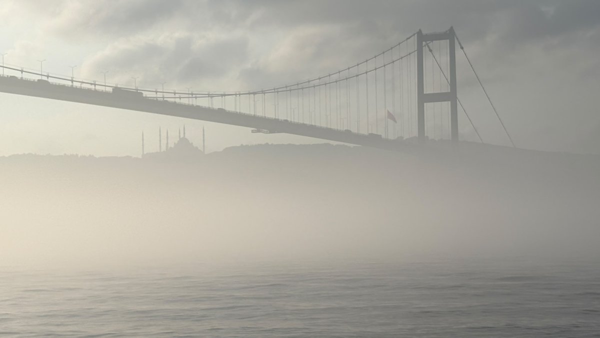 İstanbul'da yoğun sis: Boğaz gemi trafiğine kapatıldı
