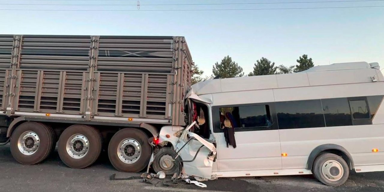 Minibüs tırın altına girdi: 19 yaralı