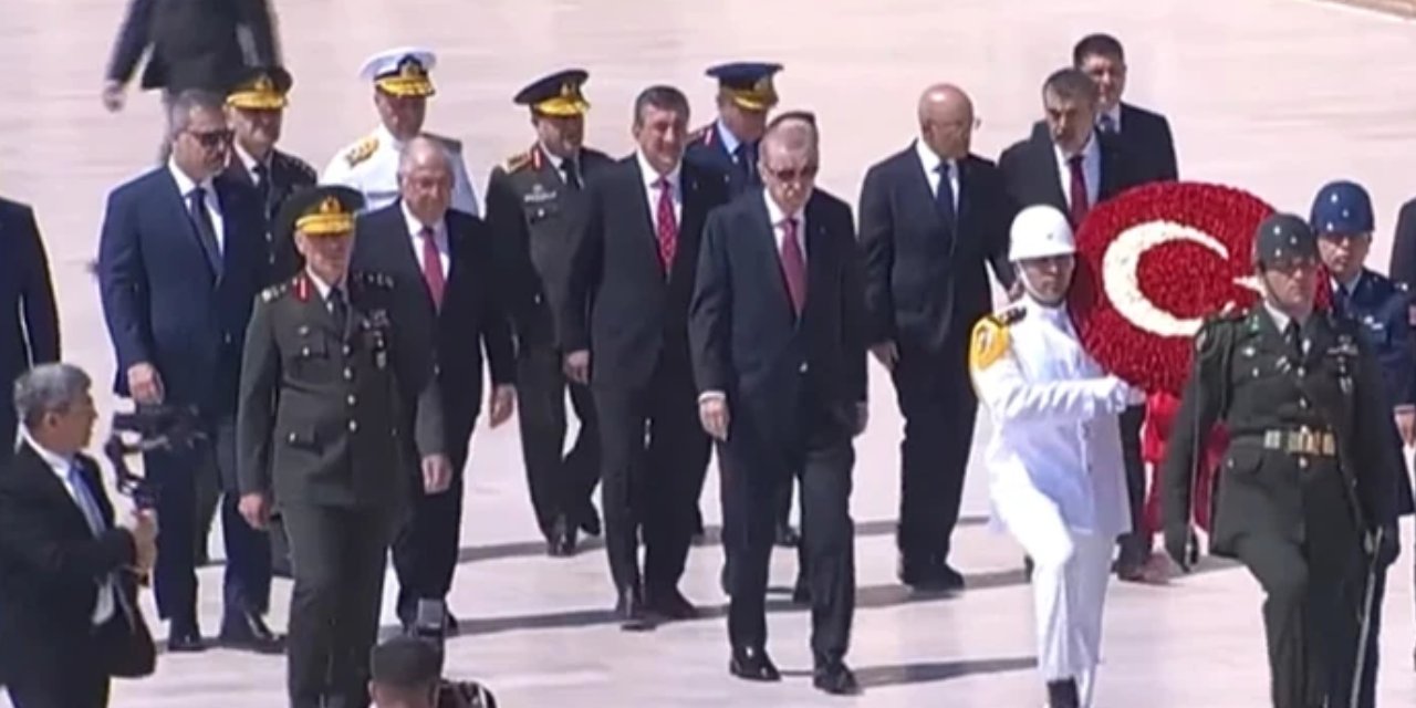 Cumhurbaşkanı Erdoğan'dan YAŞ öncesi Anıtkabir'e ziyaret