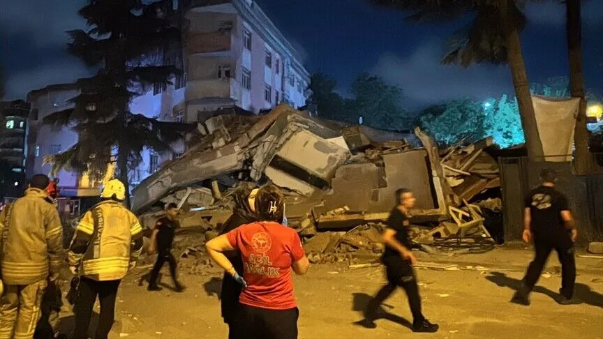 İstanbul Bahçelievler'de 4 katlı bina çöktü