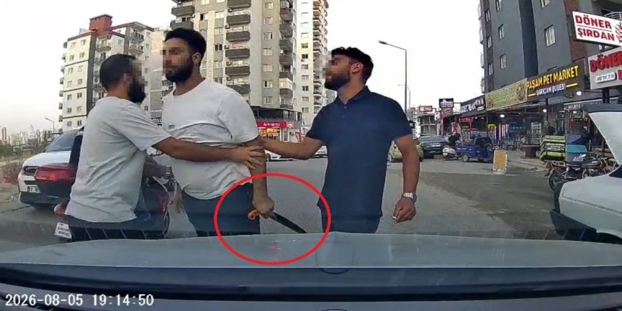 Trafikte testere dehşeti! Yol verme kavgasında korku dolu anlar