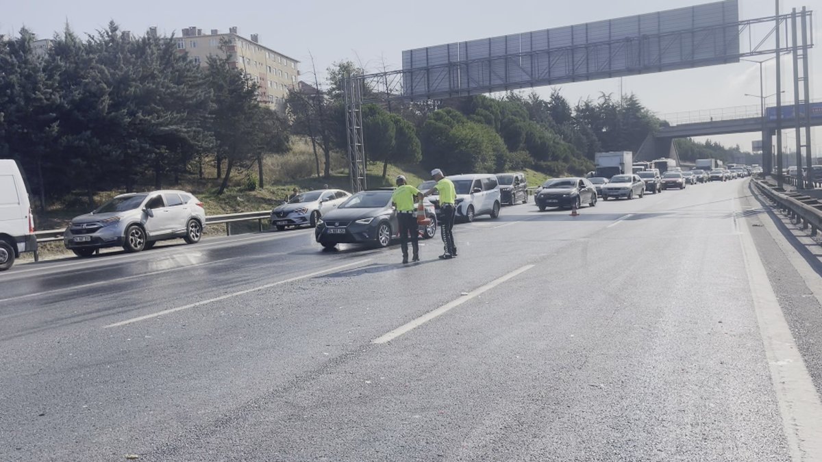Sultangazi TEM Otoyolu’nda zincirleme kaza: 10 araç birbirine girdi