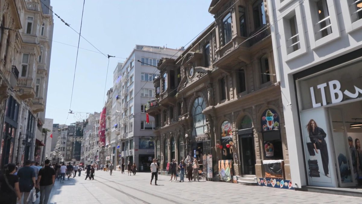 150 yıllık Çiçek Pasajı’nın son hali tepki çekti: Tarihi cephenin önü reklamlarla kaplandı