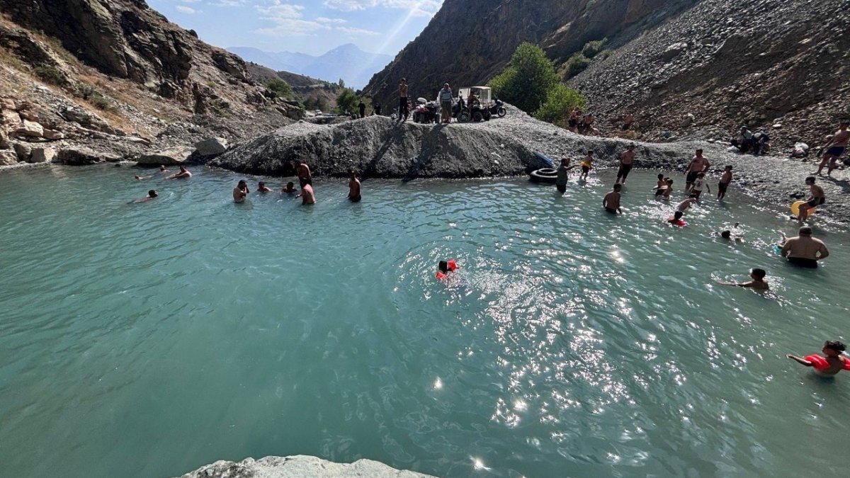 40 derece sıcaklara serinleten çözüm: Dereyi kesip gölet yaptılar
