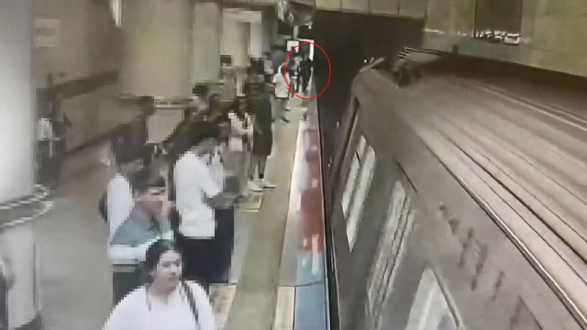 Şişli'de görme engelli Enes'in valiziyle metro raylarına düştüğü anlar kamerada