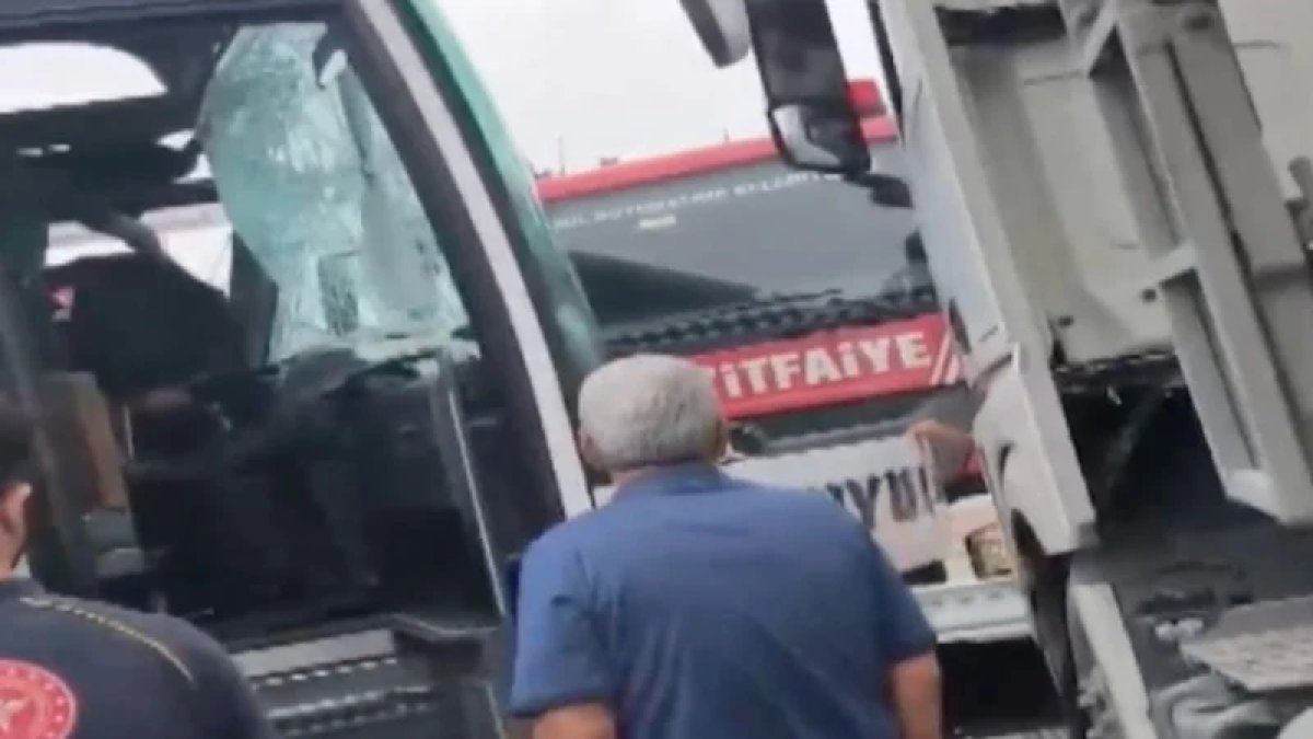 Arnavutköy’de yolcu otobüsü İETT otobüsüne çarptı: Yaralılar var