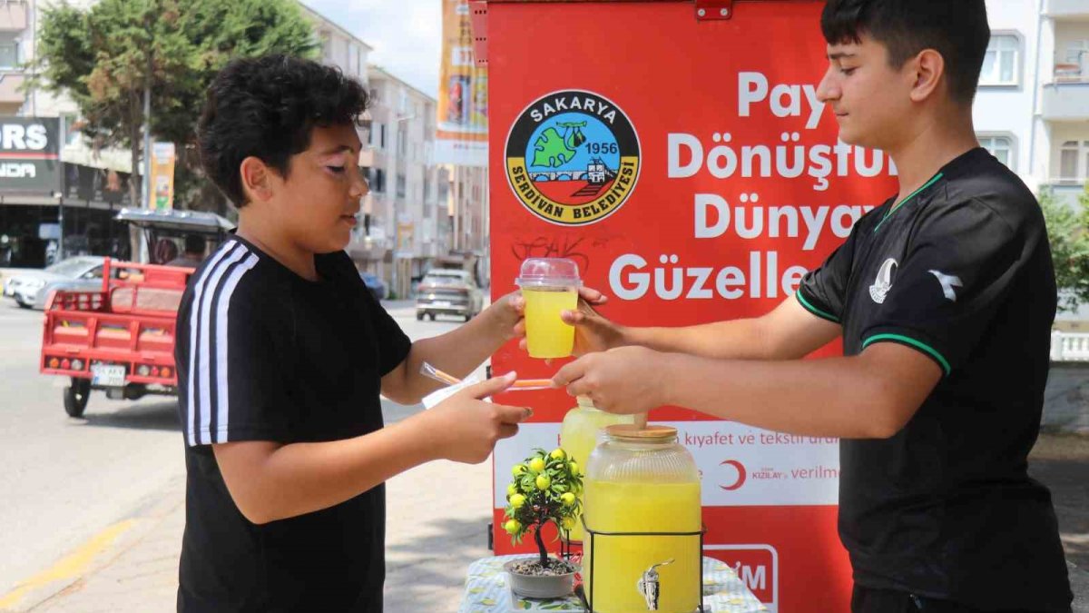 14 yaşındaki Buğra limonata satarak asgari ücretin 3 katını kazanıyor