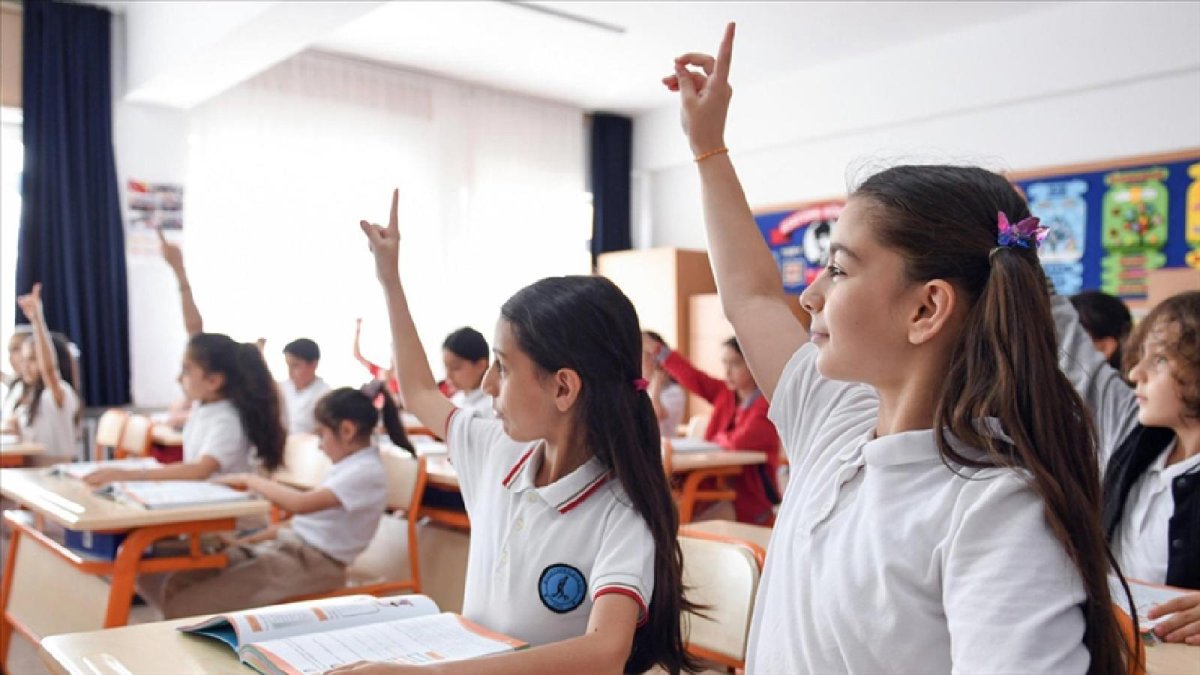 Okullarda tek tip kıyafet zorunluğunun nedeni belli oldu: Bakan Tekin açıkladı