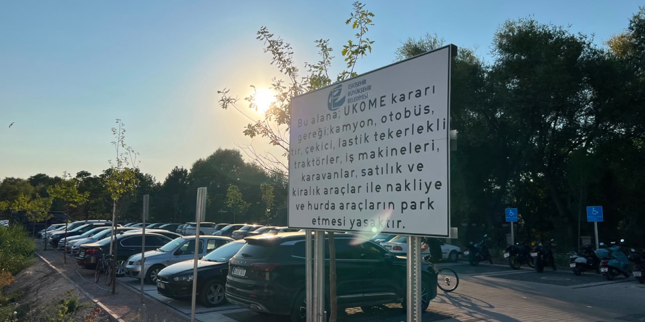 Eskişehir’de bisikletli zabıta ekiplerinden park denetimi