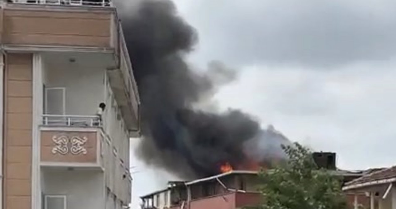 Arnavutköy’de 5 katlı binanın çatısı alevlere teslim oldu