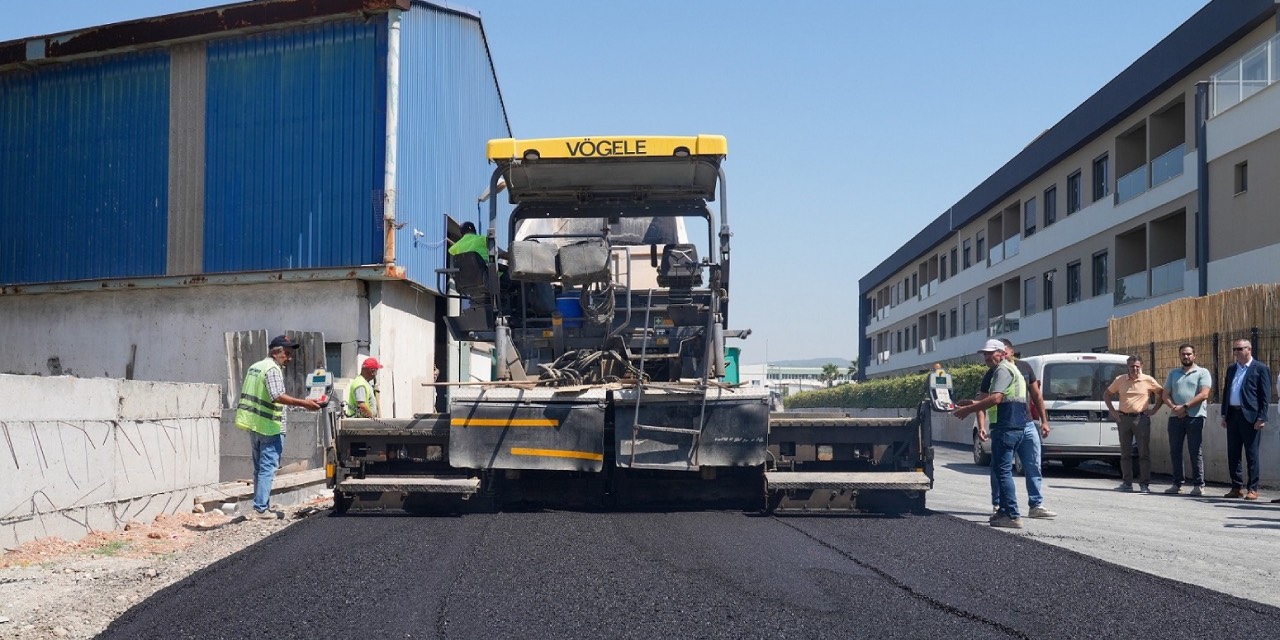 Gaziemir’de 4 bin 470 ton asfaltla yol yenileme çalışmaları sürüyor