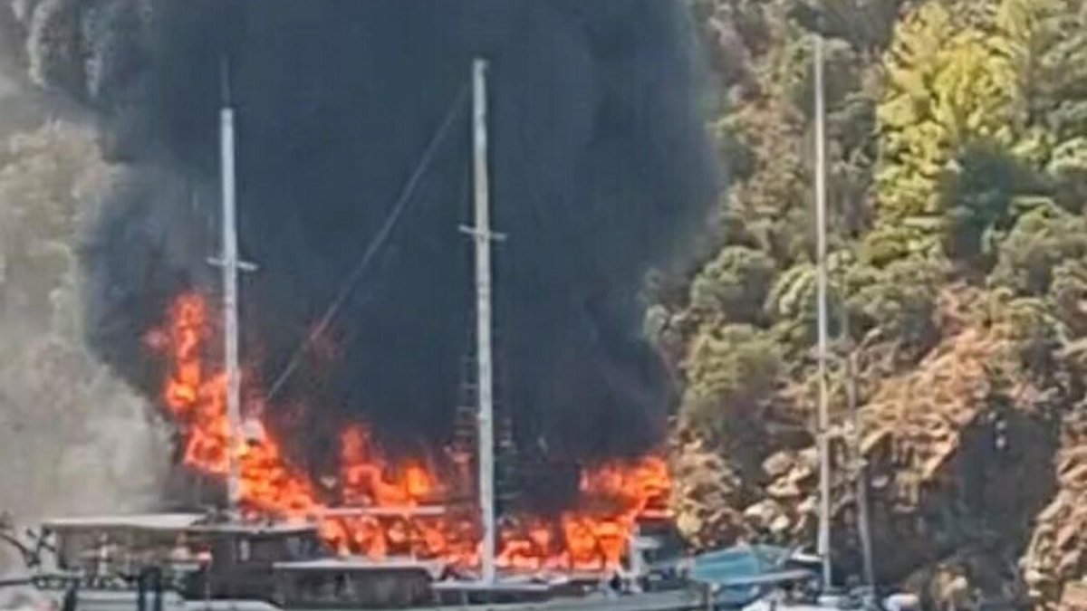 Fethiye'de gezi teknesi alev aldı: 115 kişi denize atladı