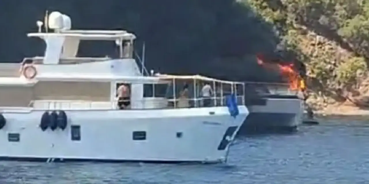 Muğla'da alevlere teslim olan gezi teknesi battı! 115 yolcu denize atladı