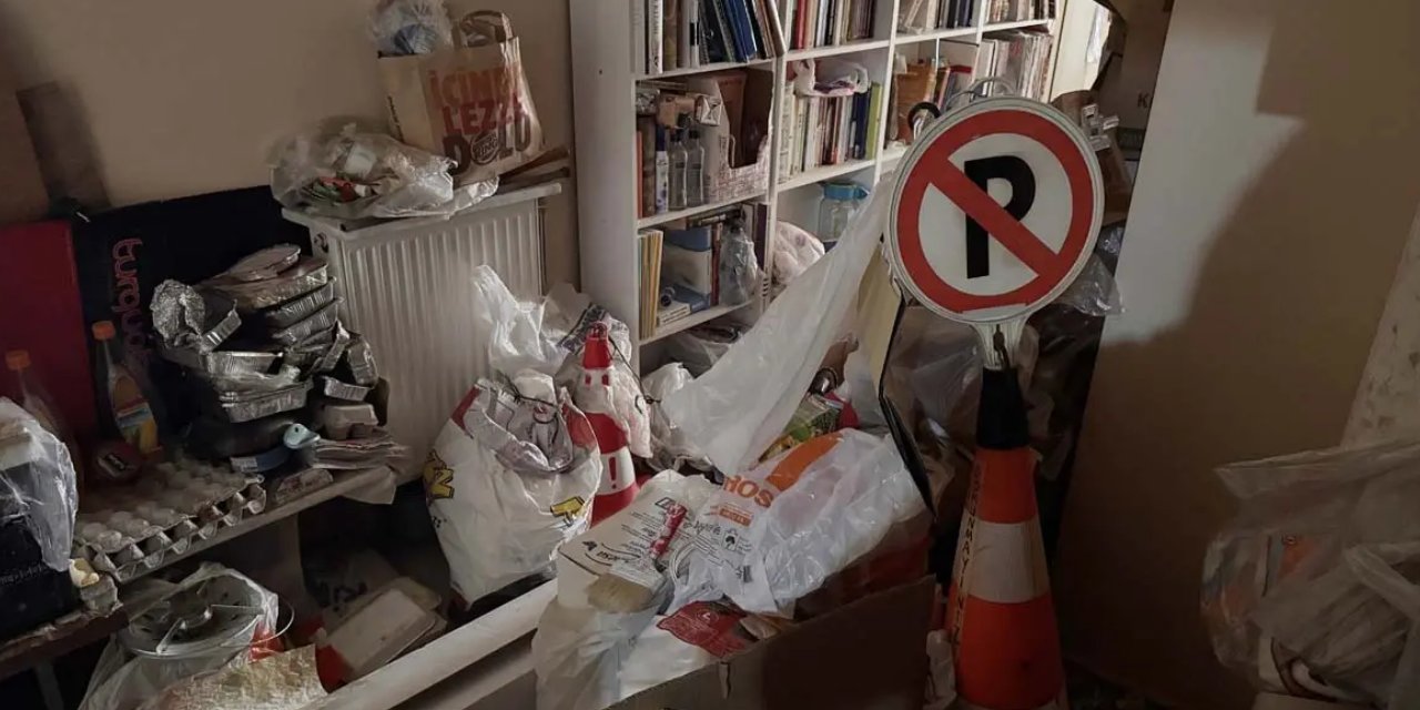 Kötü koku ihbarıyla ortaya çıktı! Emekli profesörün iki dairesinden tonlarca eşya çıktı