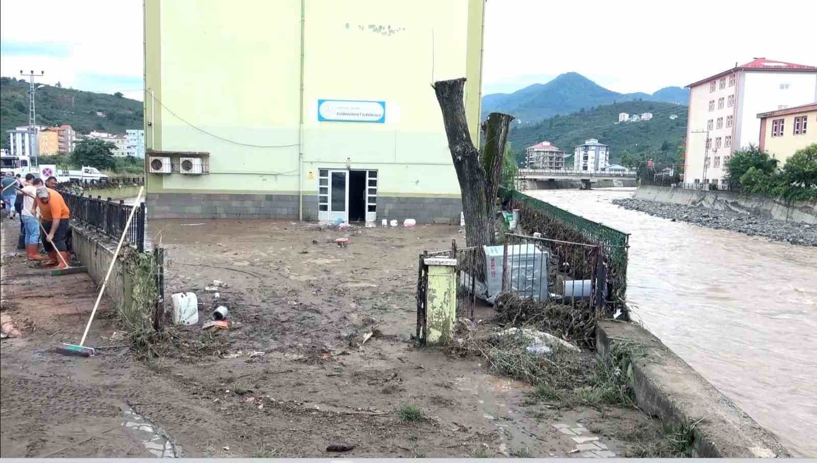 Giresun'da sel suları çekildi: Geriye çamur kaldı