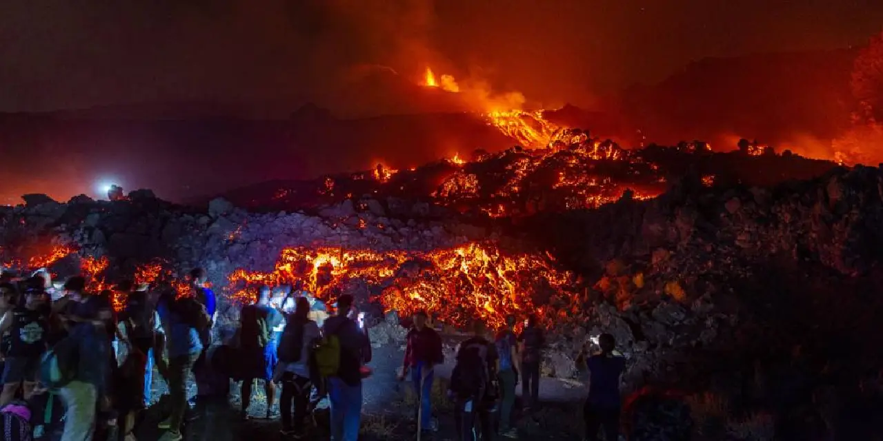 Etna Yanardağı'nda lavlar akıyor, uçuşlar durduruldu