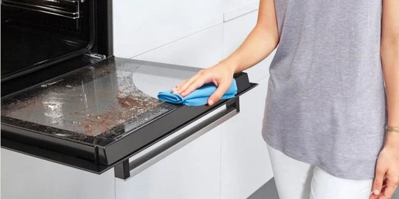 Bu yöntemle her fırın kendini temizliyor! Ovalama derdine son: Fırınınızda kendi kendini temizlemek özelliği olmayanlar