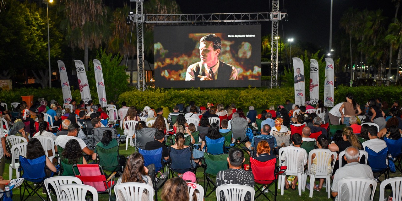 Mersin’de yıldızların altında sinema keyfi sürüyor