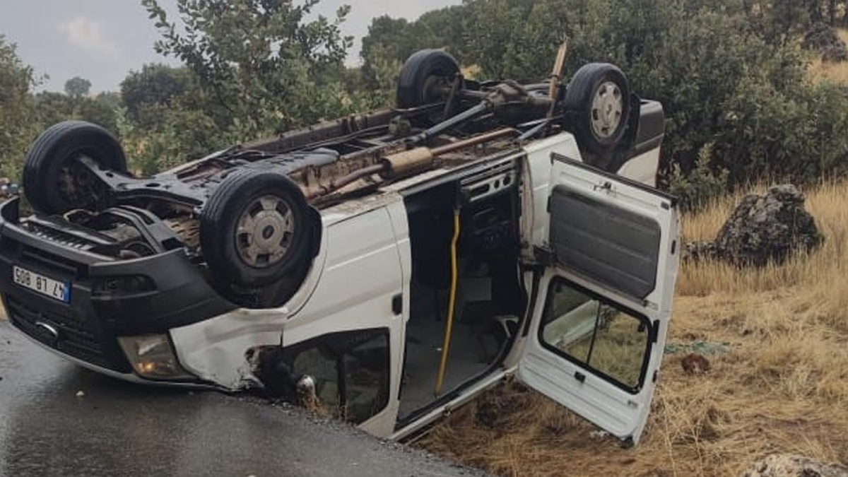 Mardin'de minibüs devrildi: 7 yaralı