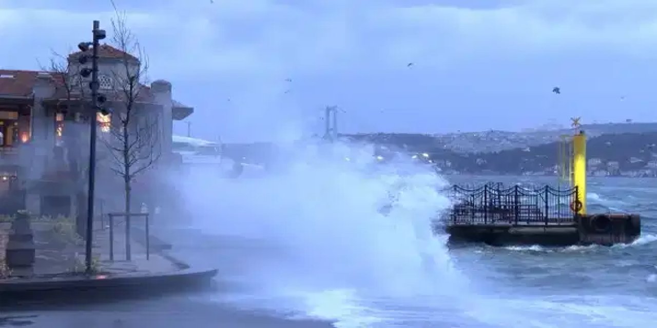 İstanbul'da fırtına alarmı: Buralara gitmek yasaklandı