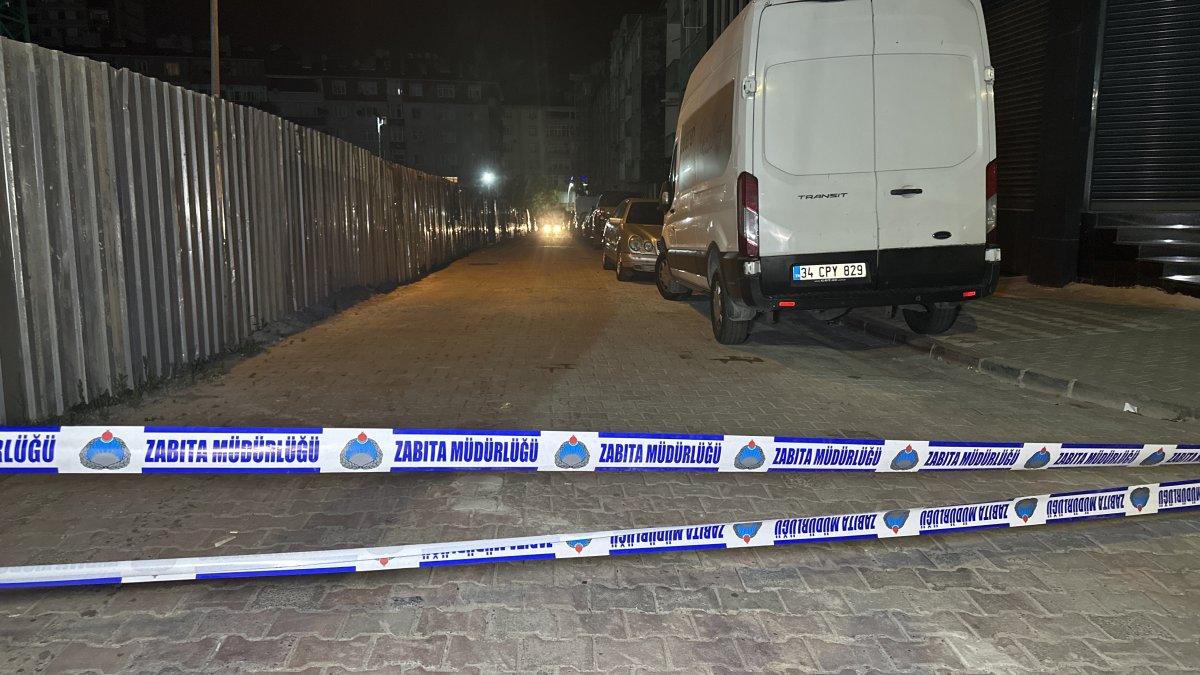 Sultangazi’de toprak kayması: Yol çatladı, sokak ulaşıma kapatıldı