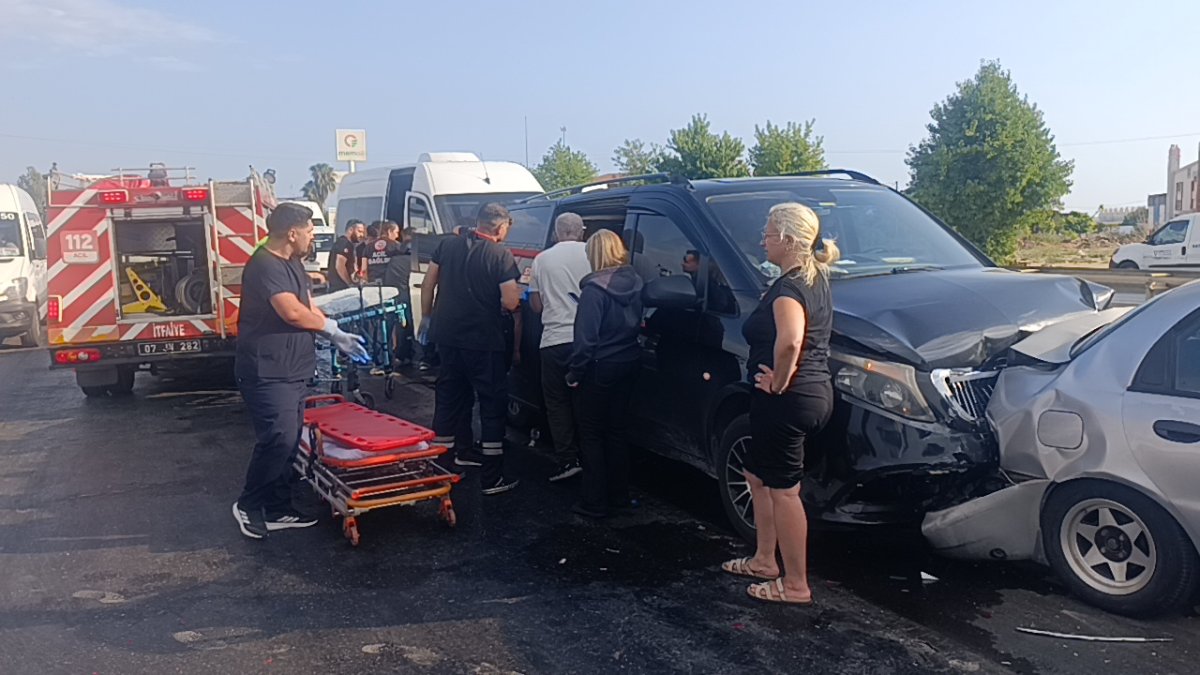 Antalya’da zincirleme kaza: 6 araç birbirine girdi, 17 yaralı