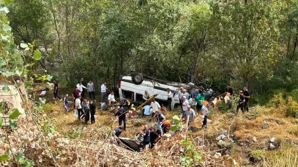 Sivas’ta yolcu minibüsü şarampole devrildi: 4 ölü, 10 yaralı