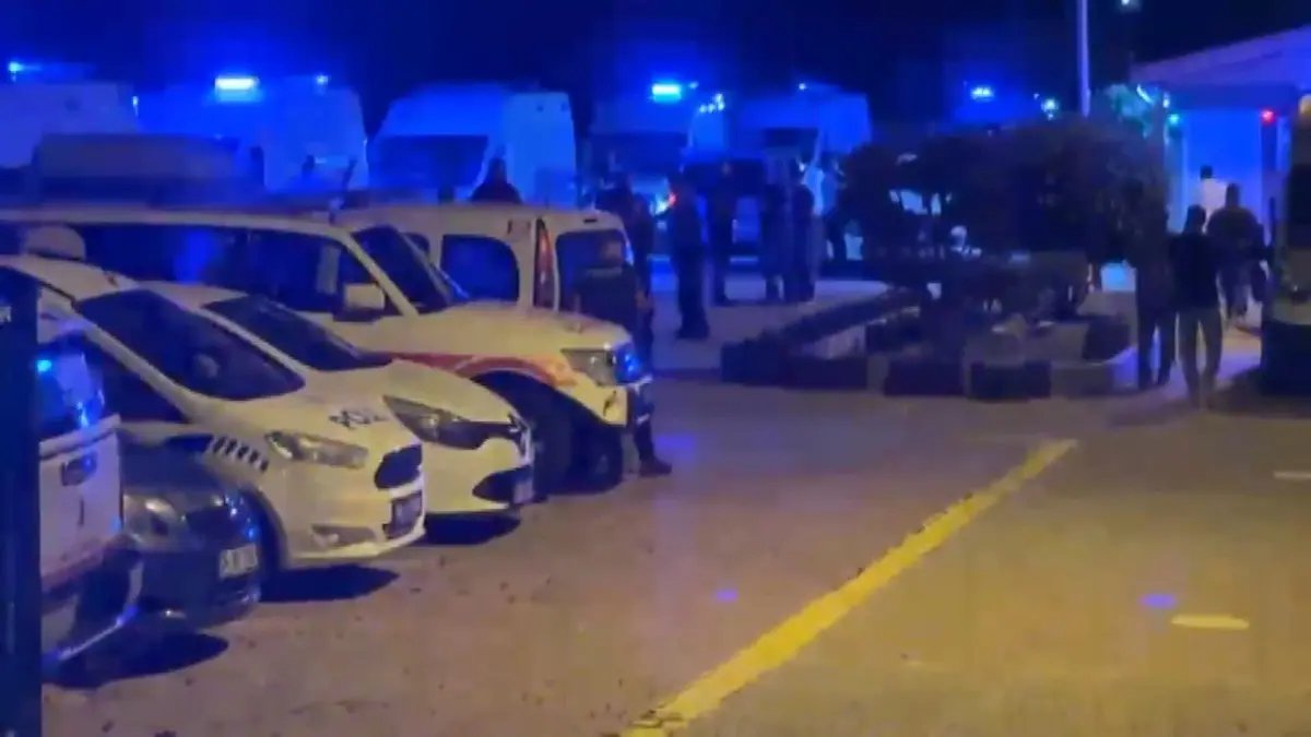 Zeytinburnu açıklarında gemide zehirlenme paniği: 4 kişi hastaneye kaldırıldı